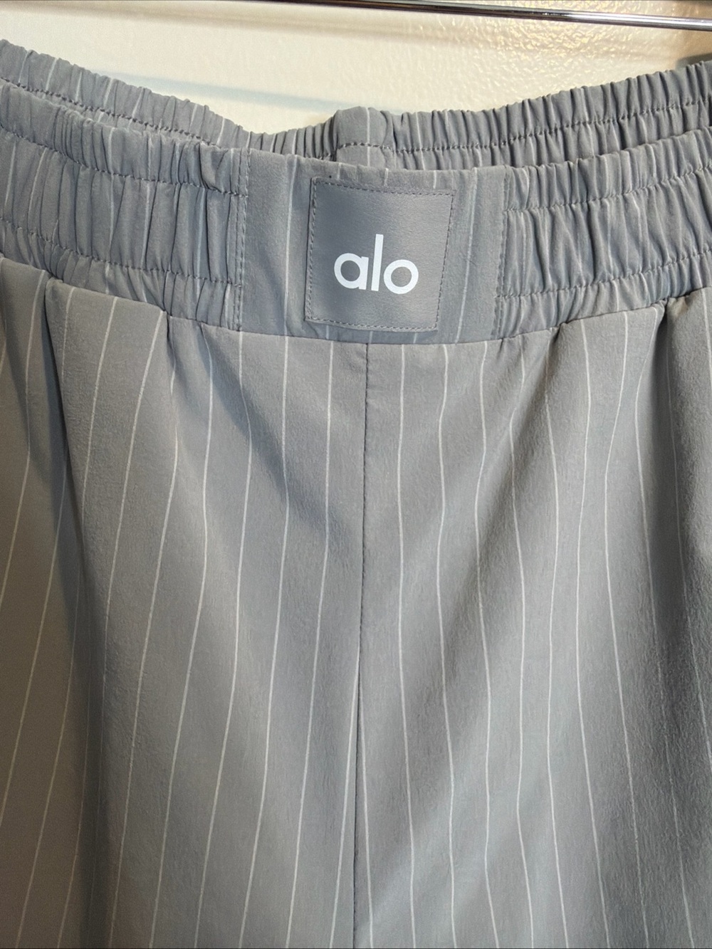 ALO Yoga Pinstripe Daylight Boxer wide leg Logo waistband Pant in Lunar Grey M - Picture 5 of 7